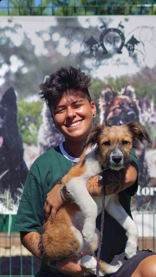 Sara, monitora canina e treinadora do Dog Eco Resort, com um cão